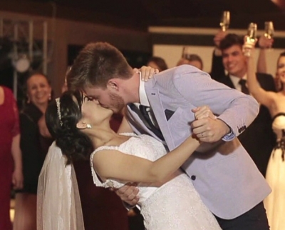 Conheça a história do casal que deu seu primeiro beijo no altar