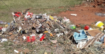 Morador é flagrado descartando lixo em terreno ao lado da Pista de Skate no bairro São Miguel