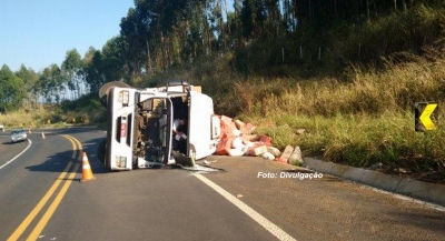 Polícia apreende carreta carregada com cigarros