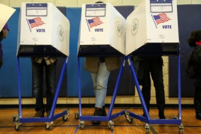 Eleitores dos EUA votam após campanha agressiva