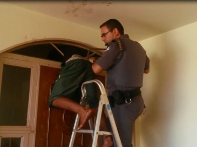 Adolescente fica preso em vão de porta da casa que tentava furtar