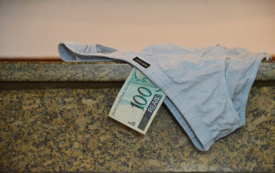 Homem acusado de estelionato esconde dinheiro enrolado em cueca e é detido