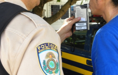 Motociclista tenta passar por pedágio sem pagar e PRF descobre que estava bêbado