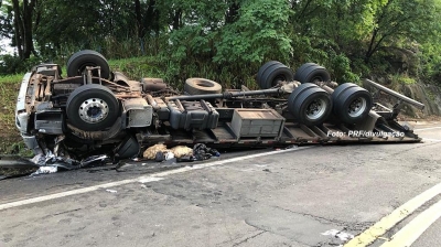Motorista morre após capotar caminhão na Serra de Ocauçu 