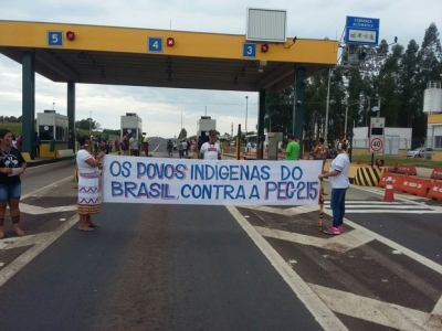 Índios fecham rodovia em protesto na região