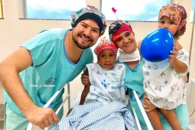 Crianças se divertem antes de cirurgias em Santa Casa da região