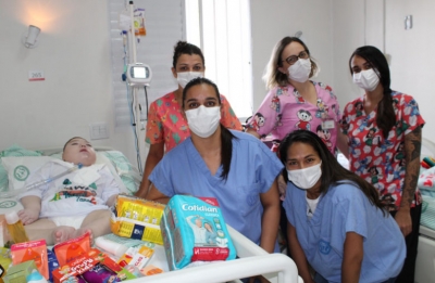 Kauê faz 7 anos e recebe o carinho da equipe do Bloco Pediátrico da Santa Casa de Marília