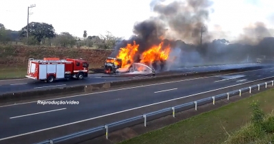 Carreta fica destruída após incêndio na SP-270, em Assis