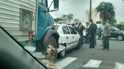 Motociclista fica prensada em grave acidente