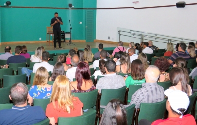 Dia do Médico: Unimed Marília inova e realiza stand up para comemorar a data