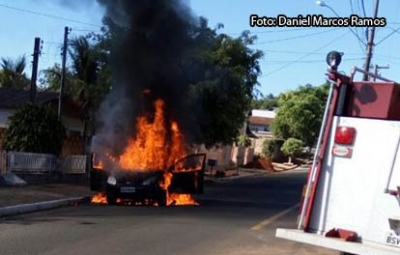 Carro é destruído em incêndio na região
