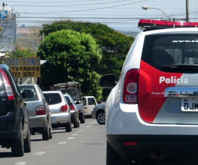 Servente é preso enquanto tentava furtar carro no centro