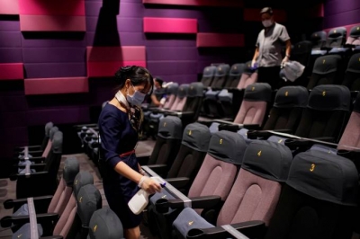 Sem pipoca e apenas com filmes curtos, cinemas reabrem na China