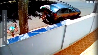 Câmera de segurança registra furto de veículo em Marília