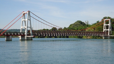 Corpo de jovem que pulou de ponte é enterrado