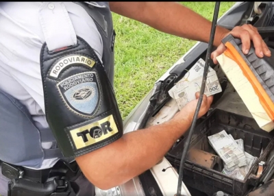 Homem é preso com mais de R$ 160 mil escondidos em motor de caminhonete 