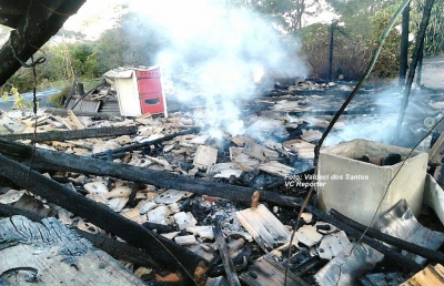 Incêndio destrói duas casas. Homem salva dinheiro