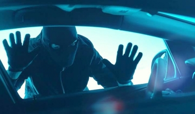 Ladrão estoura vidro de carro para furtar bolsa