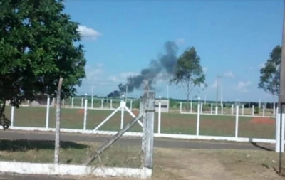 Avião da Esquadrilha da Fumaça cai em Pirassununga; piloto e mecânico estão bem