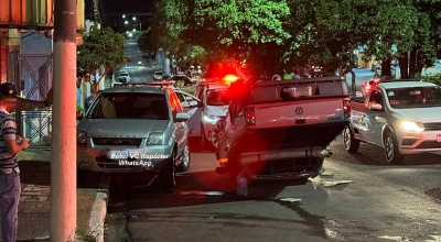 Veículo capota após batida próximo a rotatória em Marília 