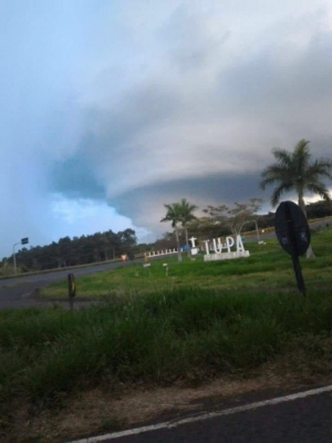 Formação de nuvem gigantesca assusta moradores