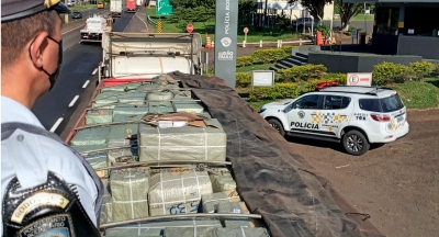 Polícia Rodoviária apreende carreta lotada com contrabando