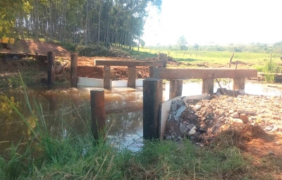 Ponte que liga trevo de Rosália a Dirceu começa a ser recuperada