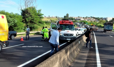 Acidente com moto no Contorno deixa casal ferido e provoca congestionamento