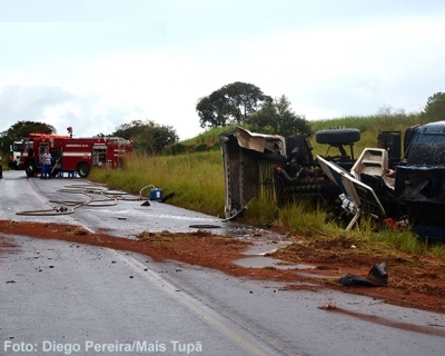 Caminhão-tanque tomba e combustível se espalha na pista