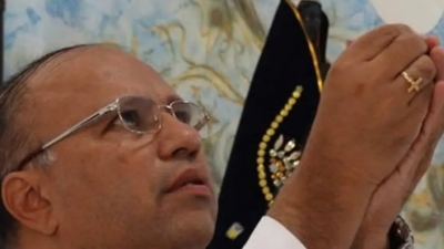 Criminosos assaltam e amarram padre durante missa