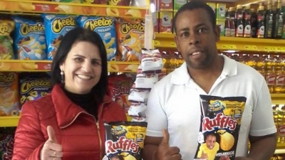 Homem em embalagem de batata nega racismo