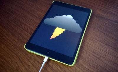 Homem é atingido por raio enquanto falava ao celular. Descarga elétrica mata criança 