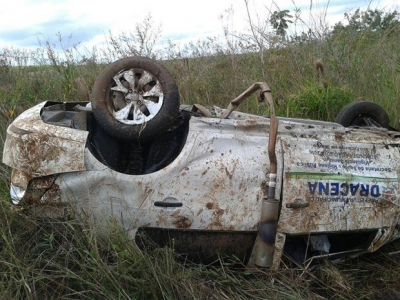 Viatura municipal fica destruída ao cair em ribanceira na região