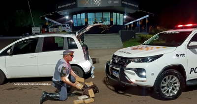 Adolescente e moça são surpreendidos transportando cocaína em veículo