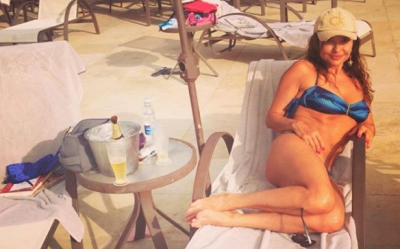 Aos 57 anos, Luiza Tomé mostra barriga definida em post de biquíni