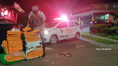 Criança de dois anos é encontrada em carro cheio de drogas