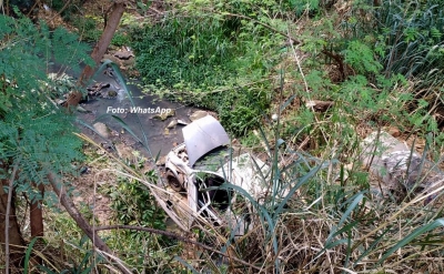 Carro despenca na via-expressa em Marília e deixa condutor ferido