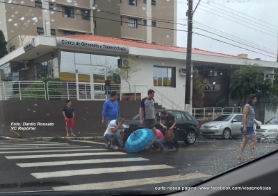 Motociclista vai parar na caçamba de saveiro