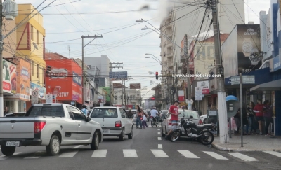 Comércio aberto neste sábado até às 17h