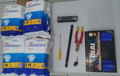 Pintor é preso após arrombar e furtar objetos de veículo