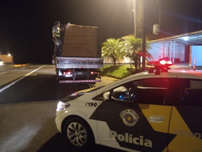 Caminhoneiro é preso com carga de cigarros contrabandeados, na região