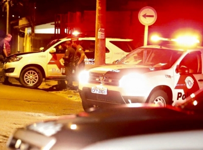 Na região, jovem é morto com oito tiros