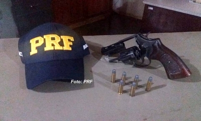 Homem é preso pela PRF pilotando moto embriagado e armado