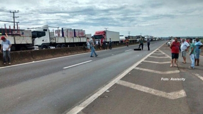 Caminhoneiros fazem protesto na região