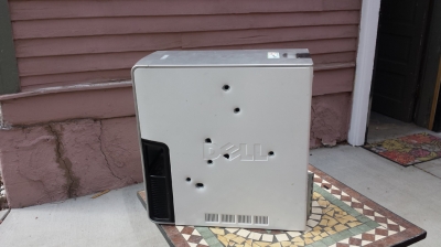 Homem é preso por atirar e matar seu computador a sangue frio