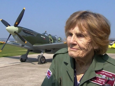 Aos 92 anos, veterana volta a voar em máquina de combate