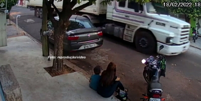 Polícia procura motorista de carreta que arrancou postes de energia em Marília