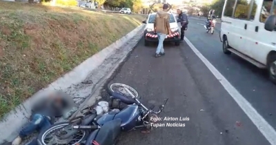 Contorno: motociclista vai parar na valeta após bater em caminhão 
