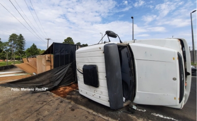 Carreta tomba e interdita parte da BR-153 em Marília
