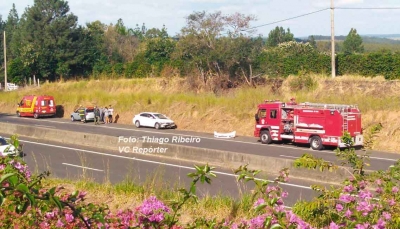 Mulher sofre ferimentos em acidente na SP-294